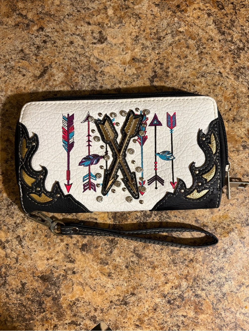 Women’s Arrow Faux Leather Wristlet Wallet Boho Western White/Black/Gold